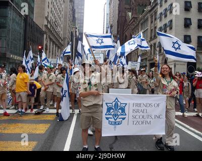 22. Mai 2022, New York, New York, USA: 22. Mai, 2022 NEW YORK nach einer dreijährigen Pause kehrte die Celebrate Israel Parade zurück und Politiker mit Anhängern des Staates Israel marschierten zur jährlichen Veranstaltung die Fifth Avenue hinauf. (Bild: © Bruce Cotler/ZUMA Press Wire) Stockfoto