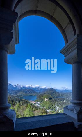 Blick vom Schloss Neuschwanstein auf Schloss Hohenschwangau und die umliegende Landschaft, Füssen, Bayern, Deutschland. Stockfoto