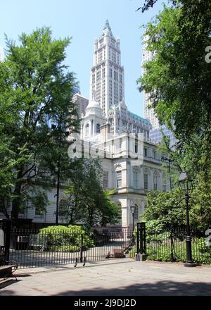 Woolworth Building, Blick vom City Hall Park Greenway, New York, NY, USA Stockfoto