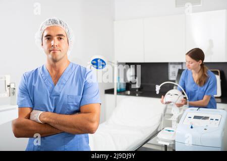 Selbstbewusster professioneller Kosmetologe in der Klinik für ästhetische Medizin Stockfoto