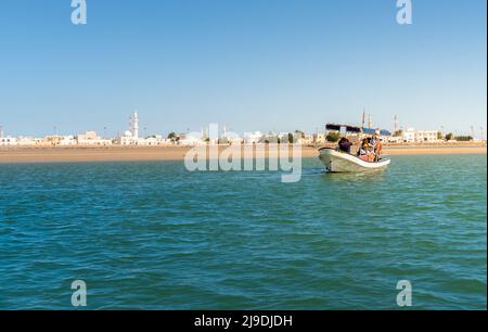 Sur, Sultanat Oman - 15. Februar 2020: Boot mit Touristen auf dem Wasser der Bucht von Sur in Oman. Stockfoto