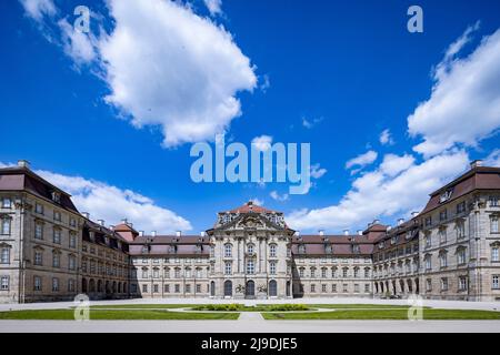 Außenansicht von Schloss Weissenstein, einer barocken palastartigen Residenz in Pommersfelden, Bayern, Süddeutschland. Stockfoto