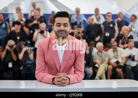 Cannes, Frankreich. 22.. Mai 2022. Saim Sadiq nimmt am 22. Mai 2022 in Cannes, Frankreich, an der Fotozelle für „Joyland“ Teil, die während des jährlichen Filmfestivals in Cannes 75. im Palais des Festivals stattfindet. Foto von David Boyer/ABACAPRESS.COM Quelle: Abaca Press/Alamy Live News Stockfoto