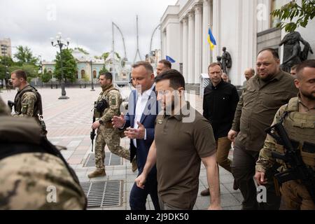 Kiew, Ukraine. 22.. Mai 2022. Der ukrainische Präsident Wolodymyr Zelenskyy, rechts, geht mit dem polnischen Präsidenten Andrzej Duda zum Mariinski-Palast, nachdem er ihre Ansprachen an die Werchowna Rada am 22. Mai 2022 in Kiew, Ukraine, angeleitet hat. Quelle: Sarsenov Daniiar/Ukraine Presidency/Alamy Live News Stockfoto