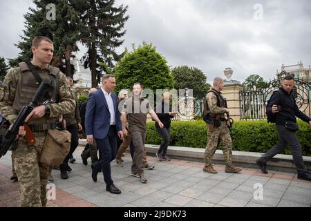 Kiew, Ukraine. 22.. Mai 2022. Der ukrainische Präsident Wolodymyr Zelenskyy, Zentrum, geht mit dem polnischen Präsidenten Andrzej Duda zum Mariinski-Palast, nachdem er ihre Ansprachen an die Werchowna Rada am 22. Mai 2022 in Kiew, Ukraine, angeleitet hat. Quelle: Sarsenov Daniiar/Ukraine Presidency/Alamy Live News Stockfoto