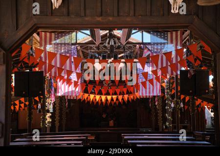 Salou, spanien - 02. Mai 2022: Inneneinrichtung einer amerikanischen Country Dance Zone in einem Vergnügungspark. Stockfoto