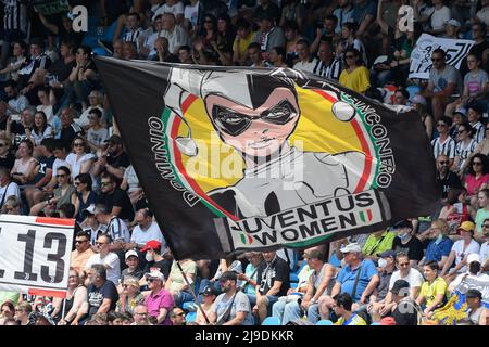 Barcelona, Spanien. Paolo Mazza Stadion, Ferrara, Italien. 22.. Mai 2022. Finale des italienischen Frauencups, FC Juventus gegen AS Roma; Juventus-Fans Kredit: Action Plus Sports/Alamy Live News Kredit: Action Plus Sports Images/Alamy Live News Stockfoto