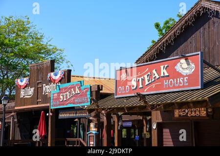 Salou, spanien - 02. Mai 2022: Im Vergnügungspark Port Aventura repräsentiert das den Vereinigten Staaten gewidmete Gebiet den alten Westen. Stockfoto