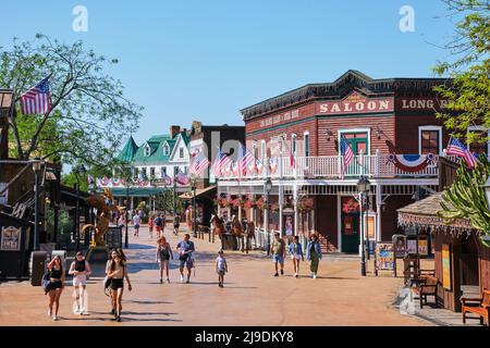 Salou, spanien - 02. Mai 2022: Im Vergnügungspark Port Aventura repräsentiert das den Vereinigten Staaten gewidmete Gebiet den alten Westen. Stockfoto