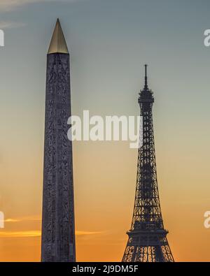 Paris, Frankreich - 9. November 2021: Schöner Obelisk aus Luxor mit Eiffelturm im Hintergrund in Paris, Frankreich Stockfoto