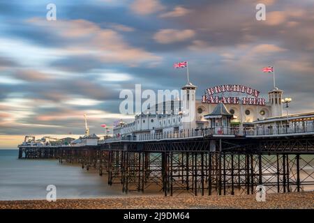 Der Brighton Palace Pier, auch bekannt als Brighton Pier oder Palace Pier, ist ein denkmalgeschützter Vergnügungssteg in Brighton und der einzige von drei Pier Stockfoto