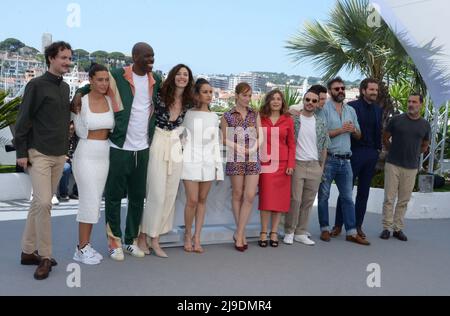 21. Mai 2022, CANNES, Frankreich: CANNES, FRANKREICH - 21. MAI: (L bis R) David Marsais, AdÃ¨le Exarchopoulos, Jean-Pascal Zadi, Doria Tillier, Oulaya Amamra, AnaÃ¯s Demoustier, Alain Chabat, Blanche Gardin, JÃ©rÃ´me Niel, Vincent Lacoste, Regisseur Quentin Dupieux, GrÃ©goire Ludig und Gilles Lellouche besuchen die Fotoserie ''Rauchen verursacht Husten (Fumer fait Tousser)'' während des jährlichen Filmfestivals in Cannes 75. im Palais des Festivals am 21. Mai 2022 in Cannes, Frankreich. (Bild: © Frederick Injimbert/ZUMA Press Wire) Stockfoto