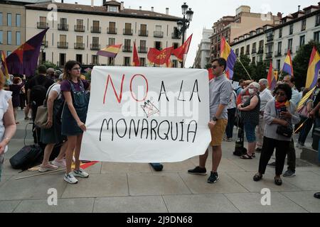Madrid, Spanien. 22.. Mai 2022. Während der Demonstration gegen die Monarchie in Madrid halten die Demonstranten ein Transparent mit der Aufschrift „Nein zur Monarchie“. Der Protest fiel mit der Rückkehr des ehemaligen Königs Juan Carlos I. nach Spanien zusammen. Quelle: SOPA Images Limited/Alamy Live News Stockfoto