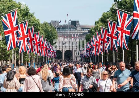 Tourist fotografiert die Union Jack-Flaggen, die von der Mall bis zum Buckingham Palace vor dem Platinum Jubilee der Königin gehangen wurden Stockfoto