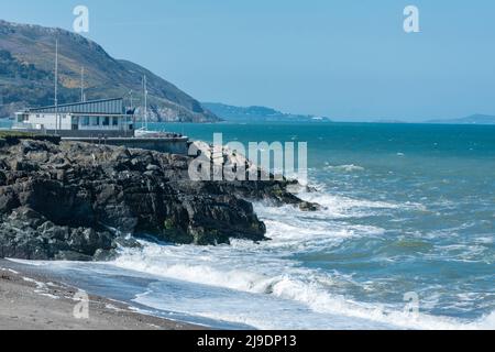 Blick vom Graystones Strand mit wunderschöner Küste, Klippen und Meer. Greystones, County Wicklow, Irland. Stockfoto