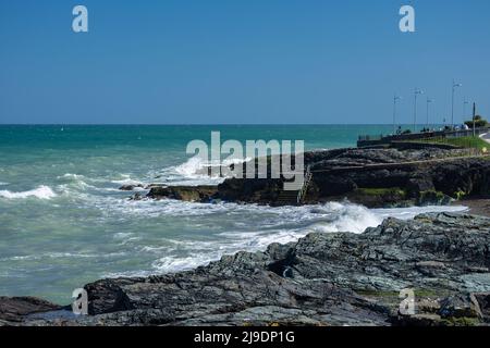 Blick vom Graystones Strand mit wunderschöner Küste, Klippen und Meer. Greystones, County Wicklow, Irland. Stockfoto