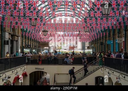 Union Jack Flaggen hängen in Covent Garden vor dem Platinum Jubilee der Königin Stockfoto