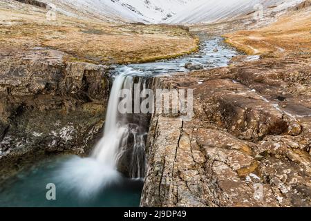 Wasserfall Skutafoss im Thorgeirsstadadalur-Tal in Ostisland an einem sonnigen Herbsttag Stockfoto