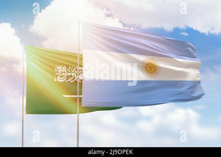 Sonniger blauer Himmel und Flaggen von argentinien und saudi-arabien Stockfoto