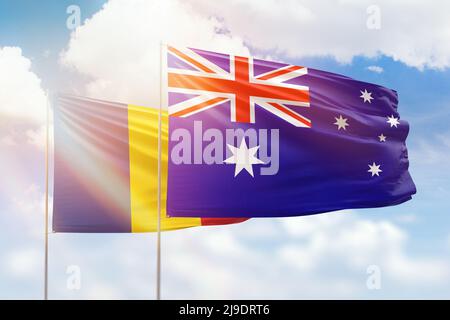 Sonniger blauer Himmel und Flaggen von australien und rumänien Stockfoto