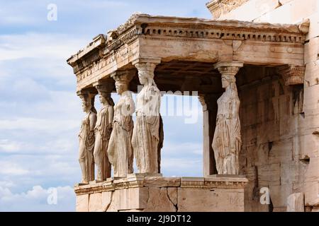 Detail der Caryatid-Veranda auf der Akropolis in Athen, Griechenland. Antiker Erechtheion- oder Erechteum-Tempel. Weltberühmtes Wahrzeichen auf dem Akropolis-Hügel Stockfoto