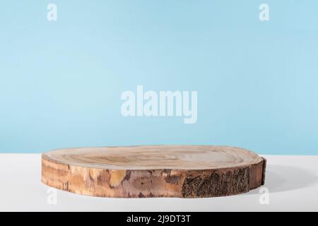 Hintergrund für kosmetische Produktpräsentation, Holzpodium Schaufenster auf blauem Hintergrund für Kosmetik Parfüm und Schmuck minimalistischen Display. Leer Stockfoto