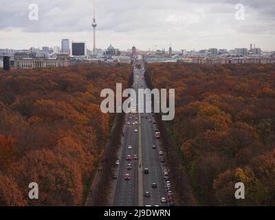 Blick auf die Skyline von Berlin. Der Osten die Straße des 17. Juni hinunter bis zum Brandenburger Tor, von der Spitze der Siegessäule aus gesehen, die Heinrich Strack nach 1864 zum Gedenken an die preußischen Siege entworfen hat Stockfoto