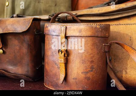 Binokulare Ledertasche, Aktentasche und Koffer sind bereit für den Besuch im mittelalterlichen Hammond Castle aus dem Jahr 1926, das von John Hays Hammond Jr. Gloucester, Massa gebaut wurde Stockfoto