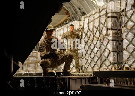 Ramstein Air Base, Deutschland. 22.. Mai 2022. US-Luftstreitkräfte, die dem Aerial Port Squadron 721. zugewiesen wurden, laden am Sonntag, den 22. Mai 2022, eine Palette von Säuglingsnahrung auf ein C-17 Globemaster III-Flugzeug, das der Joint Base Pearl Harbor-Hickam, Hawaii, auf dem Luftwaffenstützpunkt Ramstein, Deutschland, zugewiesen wurde. Der Präsident der Vereinigten Staaten startete die Operation Fly Formula, um den Import von Säuglingsnahrung aus Europa in die Vereinigten Staaten aufgrund kritischer Engpässe zu beschleunigen. Foto von Airman 1. Klasse Jared Lovett/USA Air Force/UPI Credit: UPI/Alamy Live News Stockfoto