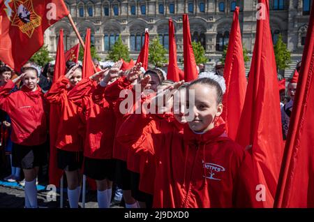 Moskau, Russland. 22.. Mai 2022. Mitglieder der Jungen Pioniere Russlands nehmen am 22. Mai 2022 an einer Einführungszeremonie auf dem Roten Platz in Moskau, Russland, Teil. Quelle: Bai Xueqi/Xinhua/Alamy Live News Stockfoto