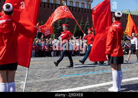 Moskau, Russland. 22.. Mai 2022. Mitglieder der Jungen Pioniere Russlands nehmen am 22. Mai 2022 an einer Einführungszeremonie auf dem Roten Platz in Moskau, Russland, Teil. Quelle: Bai Xueqi/Xinhua/Alamy Live News Stockfoto