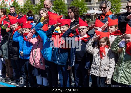 Moskau, Russland. 22.. Mai 2022. Mitglieder der Jungen Pioniere Russlands nehmen am 22. Mai 2022 an einer Einführungszeremonie auf dem Roten Platz in Moskau, Russland, Teil. Quelle: Bai Xueqi/Xinhua/Alamy Live News Stockfoto