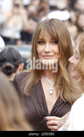 Cannes, Frankreich. 22.. Mai 2022. Carla Bruni nimmt an der Vorführung von „Forever Young (Les Amandiers)“ während des jährlichen Filmfestivals in Cannes 75. im Palais des Festivals am 22. Mai 2022 in Cannes, Frankreich, Teil. Foto: DGP/imageSPACE/Sipa USA Kredit: SIPA USA/Alamy Live News Stockfoto