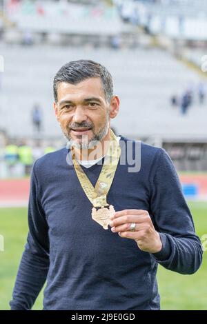 22.Mai 2022. Lissabon, Portugal. Portos Cheftrainer aus Portugal Sergio Conceicao feiert nach dem Gewinn des portugiesischen Pokals Porto gegen Tondela Credit: Alexandre de Sousa/Alamy Live News Stockfoto