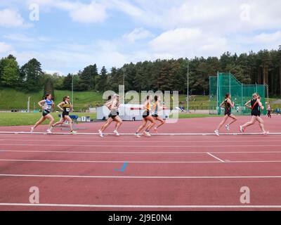 Weibliche Athleten, die auf der britischen Leichtathletik-Rennstrecke - The Mary Peters Track, Belfast, Nordirland - Rennen. Stockfoto