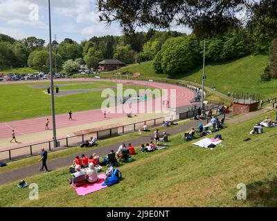 Leichtathletik-Strecke in Nordirland mit Zuschauern, die Athleten beim Rennen auf der Strecke beobachten - der Mary Peters Track, Belfast, Nordirland. Stockfoto