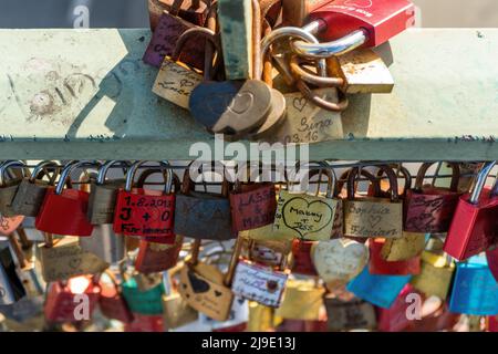 Landungsbrücken, Hamburg, Deutschland, 29. Sept. 2018: Liebesschlösser teilweise mit Herz- und Herzform auf einem Brückengeländer. Stockfoto