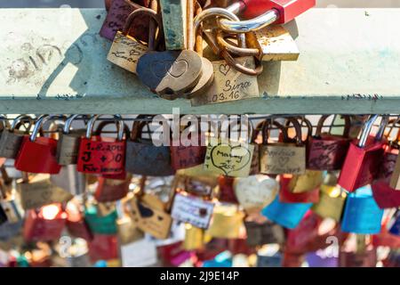 Landungsbrücken, Hamburg, Deutschland, 29. Sept. 2018: Liebesschlösser teilweise mit Herz- und Herzform auf einem Brückengeländer. Stockfoto