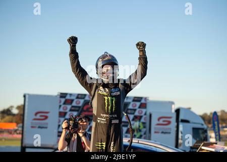 CAM Waters, Monster Energy Racing, feiert den Sieg auf dem Winton Raceway nach dem Sieg beim Supercars' Race 15 am Sonntag. Stockfoto