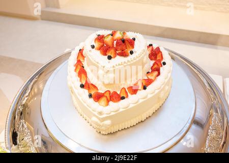 Ein Hochzeitstorte, der bei Hochzeiten verwendet wird. Es werden viele Erdbeeren verwendet. Stockfoto