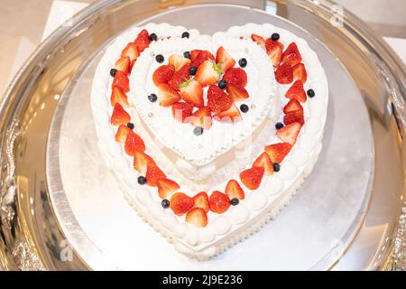 Ein Hochzeitstorte, der bei Hochzeiten verwendet wird. Es werden viele Erdbeeren verwendet. Stockfoto