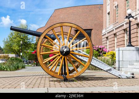 Mt. Vernon, WA - USA - 05/07/2022: Altes Watervliet Arsenal Cannon vor dem Skagit County Courthouse Stockfoto