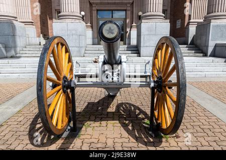 Mt. Vernon, WA - USA - 05/07/2022: Altes Watervliet Arsenal Cannon vor dem Skagit County Courthouse Stockfoto