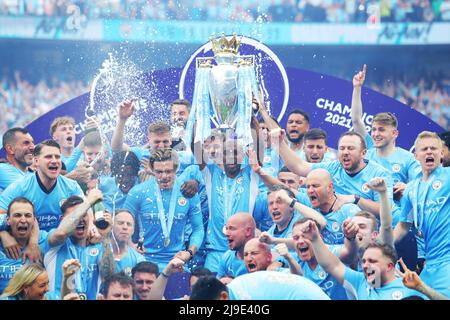 Manchester, Großbritannien. 23.. Mai 2022. Fernandinha (C) aus Manchester City hebt die Trophäe an, als er mit seinen Teamkollegen den Sieg in der Premier League feiert, nachdem er Aston Villa während seines Spiels in der englischen Premier League am 22. Mai 2022 in Manchester, Großbritannien, besiegt hatte. Quelle: Xinhua/Alamy Live News Stockfoto