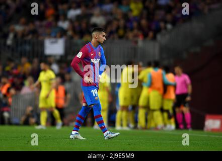 Barcelona, Spanien. 22.. Mai 2022. FC BARCELONA / VILLAREAL CF Barcelona, Spanien. 22.Mai 2022. Ferran Torres (19) vom FC Barcelona reagiert, während Moi Gomez (23) von Villarreal CF das zweite Tor seines Teams mit Teamkollegen beim spanischen La Liga-Spiel zwischen dem FC Barcelona und Villareal CF im Camp Nou Stadium feiert. Kredit: Rosdemora/Alamy Live Nachrichten Stockfoto