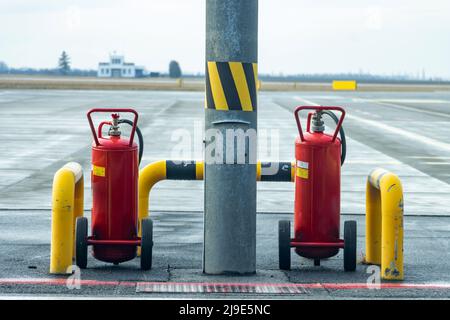 Mobile Feuerlöscher bereit für den Einsatz auf dem Flugplatz Stockfoto