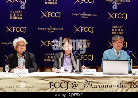 (L bis R) Takeshi Koyano, Mitglied der Ready-Mixed Concrete Union, der Journalist Mieko Takenobu und Professor Emerita von der Wako University sowie Yuichi Kaido, Rechtsanwalt, sprechen während einer Pressekonferenz im Club of Japan des ausländischen Korrespondenten am 20. Mai 2022 in Tokio, Japan. Diskussionsteilnehmer sprachen über einundachtzig Mitglieder, die seit 2018 eine einzige kleine Gewerkschaft in Osaka von der Polizei festgenommen wurden, viele aufgrund von Anschuldigungen, die Arbeitswissenschaftler als rechtlich zweifelhaft bezeichnen. (Foto von Rodrigo Reyes Marin/AFLO) Stockfoto