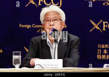 Takeshi Koyano, Mitglied der Ready-mixed Concrete Union, spricht am 20. Mai 2022 während einer Pressekonferenz im Club of Japan des ausländischen Korrespondenten in Tokio, Japan. Diskussionsteilnehmer sprachen über einundachtzig Mitglieder, die seit 2018 eine einzige kleine Gewerkschaft in Osaka von der Polizei festgenommen wurden, viele aufgrund von Anschuldigungen, die Arbeitswissenschaftler als rechtlich zweifelhaft bezeichnen. (Foto von Rodrigo Reyes Marin/AFLO) Stockfoto