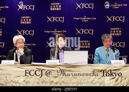 (L bis R) Takeshi Koyano, Mitglied der Ready-Mixed Concrete Union, der Journalist Mieko Takenobu und Professor Emerita von der Wako University sowie Yuichi Kaido, Rechtsanwalt, sprechen während einer Pressekonferenz im Club of Japan des ausländischen Korrespondenten am 20. Mai 2022 in Tokio, Japan. Diskussionsteilnehmer sprachen über einundachtzig Mitglieder, die seit 2018 eine einzige kleine Gewerkschaft in Osaka von der Polizei festgenommen wurden, viele aufgrund von Anschuldigungen, die Arbeitswissenschaftler als rechtlich zweifelhaft bezeichnen. (Foto von Rodrigo Reyes Marin/AFLO) Stockfoto