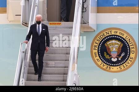 Tokio, Japan. 22. Mai 2022, Tokio, Japan - US-Präsident Joe Biden trifft am Sonntag, den 22. Mai 2022, auf dem Yokota Air Base im Westen Tokios ein. Biden wird am 24. Mai an dem QUAD-Treffen mit führenden Persönlichkeiten Indiens, Australiens und Japans teilnehmen. (Foto: Yoshio Tsunoda/AFLO) Quelle: Aflo Co. Ltd./Alamy Live News Stockfoto